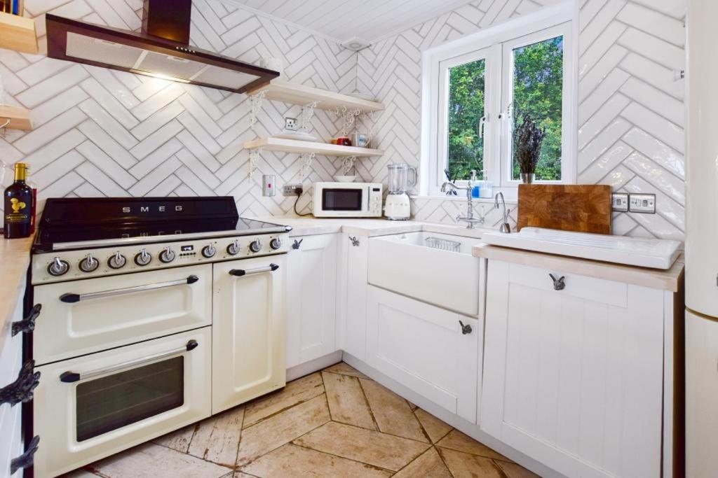 Luxury Lodge In The Heart Of The Cotswolds Cirencester Exterior foto